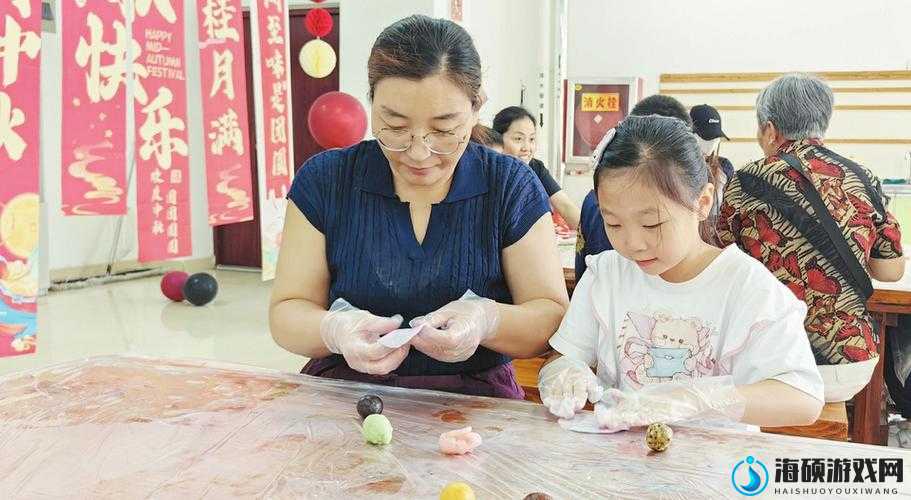 母女共做月饼：亲情在手中传递